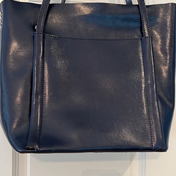NWOT blue leather tote bag in navy blue. Lovely shape. Well sewn and strong. - Picture 4 of 8